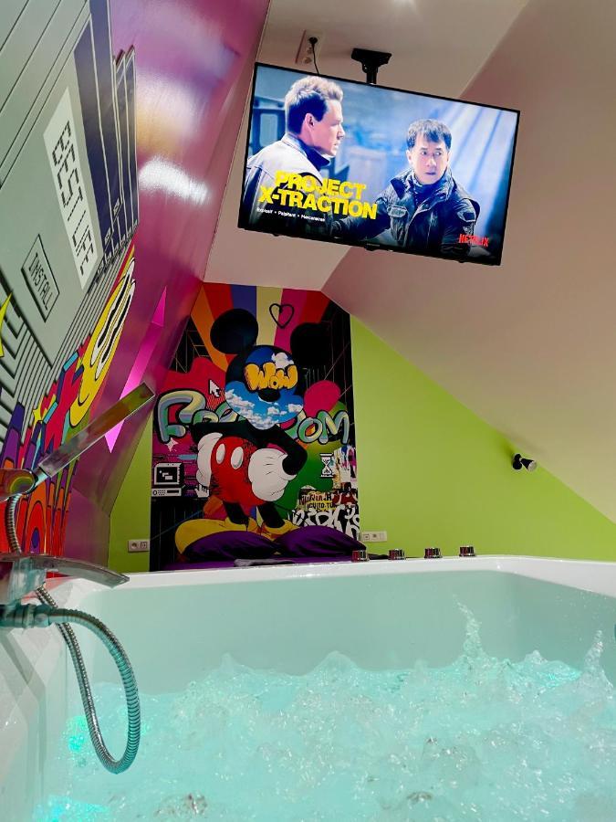 Capsule Forever Young: Entertainment Hub with Jacuzzi & Sauna Hastiere-par-dela Exterior photo
